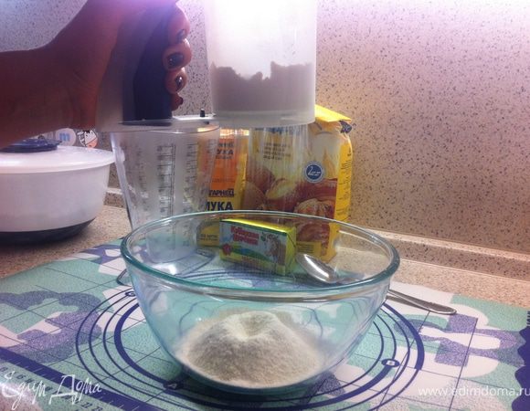 Через сито просей пшеничную и рисовую муку(или молотый рис)в большую чашку.Добавь масло