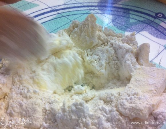 Размешать масло так,чтобы кусочки покрылись мукой,затем размельчи их пальцем до размера хлебных крошек.