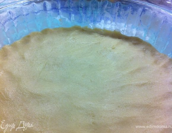 переложи тесто в формочку и распредели     его по всей поверхности.