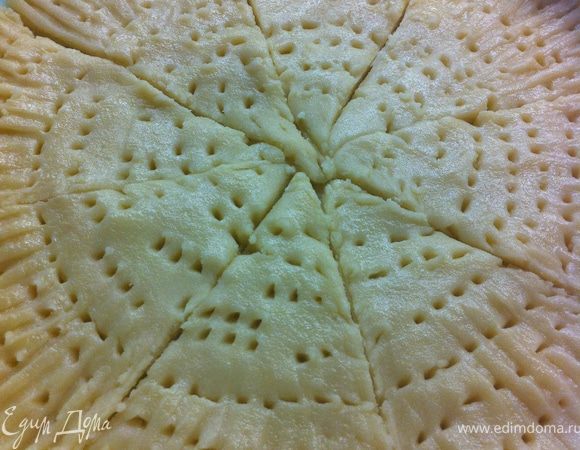 При помощи вилки  сделай узоры по краям и дырочки в середине.Разрежь корж на восемь частей.