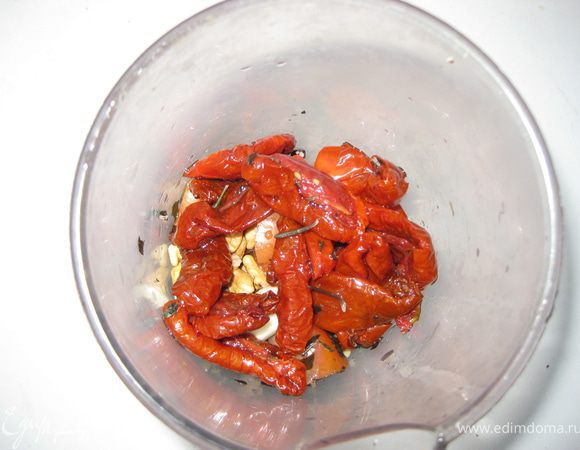 Все предельно просто : в блендере взбиваем вяленые томаты, помидор, чеснок, базилик, орехи. Понемногу добавляем оливковое масло (можна из томатов), паприку, в конце подмешиваем тертый пармезан, еще раз взбиваем. Соус готов! (У меня вяленые томаты были с чесноком, так что мне одного зубка хватило для остроты, если у вас без чеснока, можна дать больше).