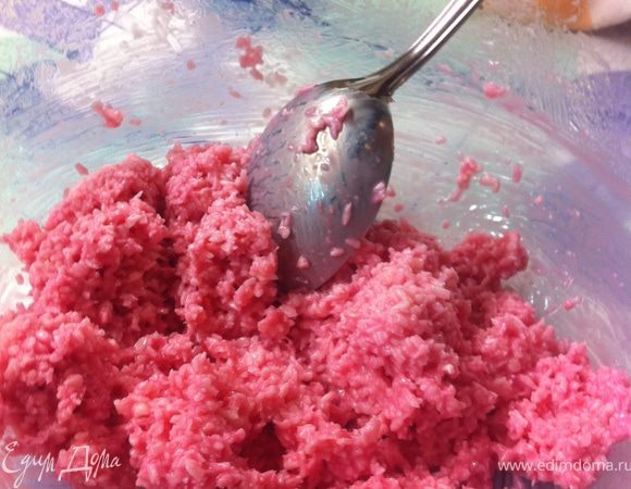 Добавь в каждую чашку по нескольку капель свекольного сока и размешай. Затем в одну из чашек добавь еще несколько капель свекольного сока.