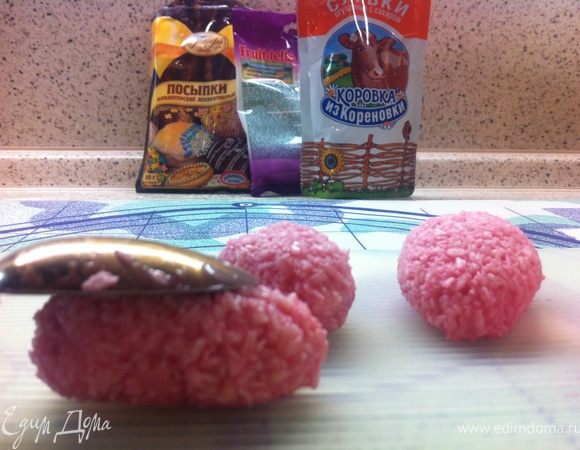 Окуни столовую ложку в воду. Затем возьми ложку приготовленной смеси.