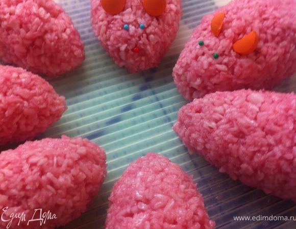 Сделай мышке хвостик, ушки из леденцов и глазки из серебряных шариков.