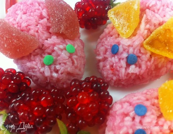 Прикрепи лакричную палочку-получится хвостик.Точно так же сделай остальных мышек.