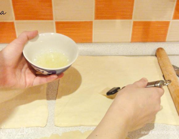 Поверхность теста смажьте белком.