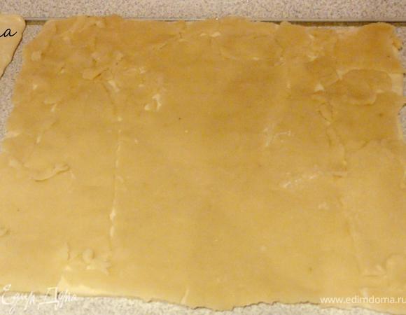 Теперь аккуратно перенесите на него марципан.