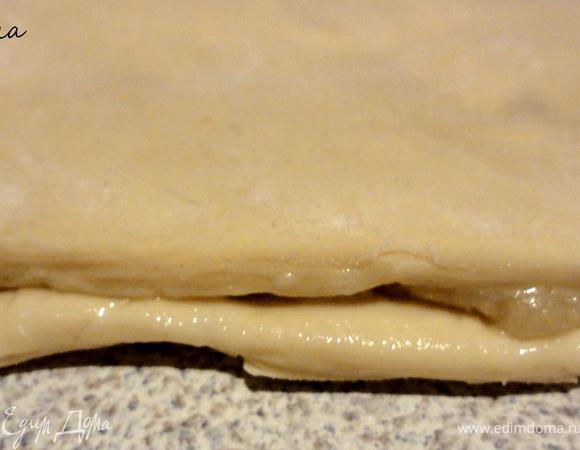 Смажьте верх  опять белком и накройте вторым пластом теста.