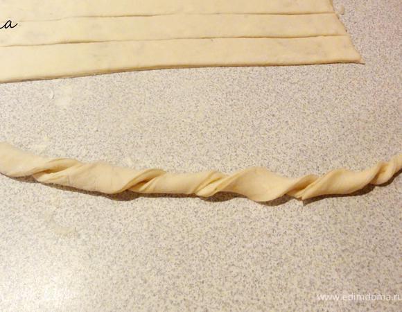 Каждую полоску скрутите в жгут.