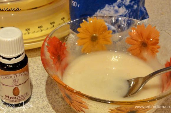 Для глазури в сахарную пудру добавьте сок лимона и пару капель миндальной эссенции.