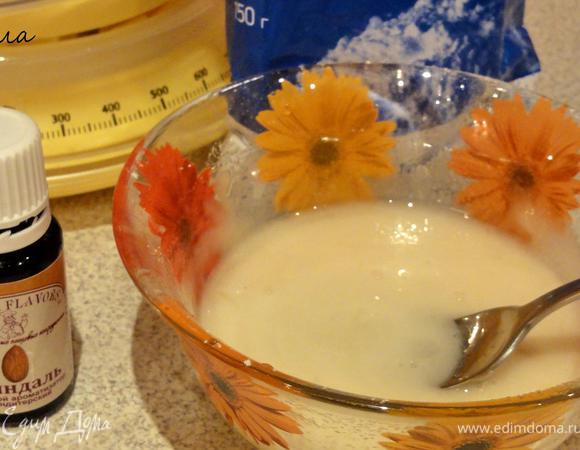 Для глазури в сахарную пудру добавьте сок лимона и пару капель миндальной эссенции.