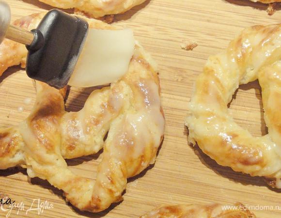 Готовые крендельки смажьте глазурью.