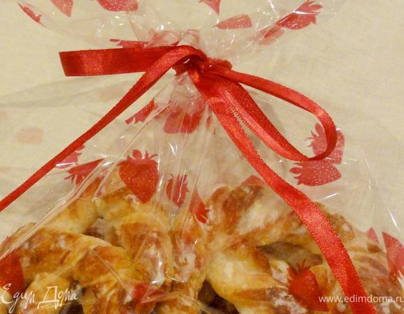 Такие крендельки будут хорошим подарком на рождество. Положите их в пакет из слюды или органзы. Завяжите красивую ленту, на которую можно привязать маленькую открытку с  поздравлениями)))


