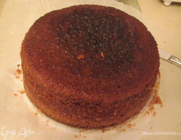 Выпекать 35-40 минут, до сухой деревянной шпажки. Бисквит охладить и разрезать на необходимое количество коржей.