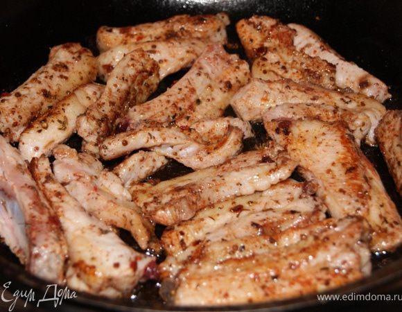 Обжарить на сковороде до золотистой корочки.