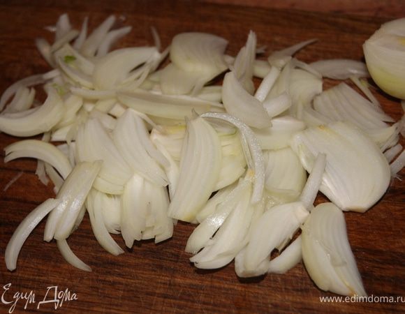 Добавить, нарезанный вдоль волокон, лук. Обжарить.