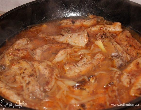 Влить томатный сок. 