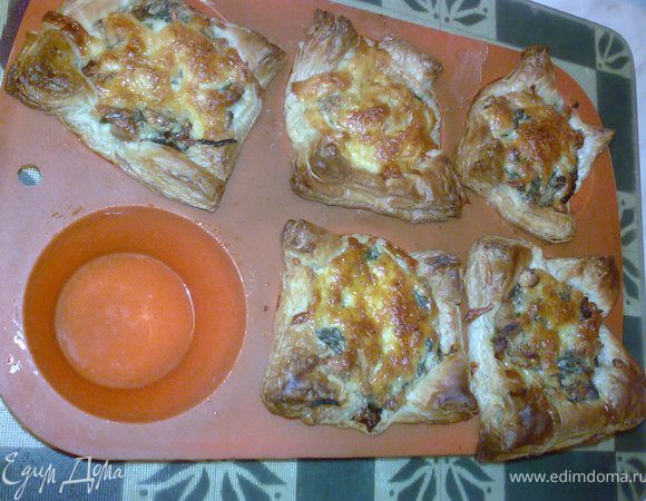 Посыпать немного сверху тертым сыром и выпечь при 180-200 градусах до готовности.