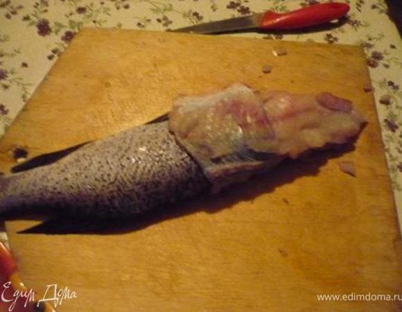 Щуку чистим, у головы надрезаем кожу, стягиваем, возле жабр подрезаем кожу и продолжаем стягивать, стянутую кожу промыть. После того, как стянули кожу, потрошим рыбу, отделяем филе.