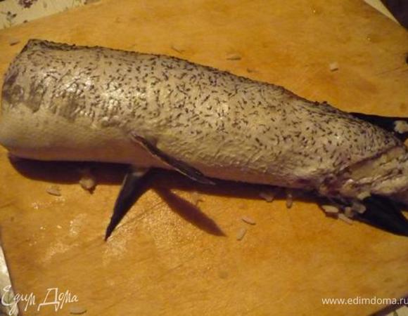 Отвариваем рис в подсоленой воде до полуготовности.
Филе щуки пропускаем с луком и чесноком через мясорубку, добавляем отваренный рис, солим, перчим. Набиваем снятую кожу этой смесью.