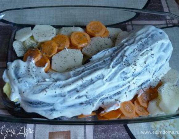 Укладываем щуку на блюдо, смазанное маслом, вокруг укладываем порезанные кружками овощи, смазываем щуку смесью майонеза со сметаной, добавляем немного воды