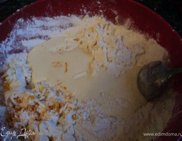 Желтки взбить с сахаром до побеления. В муку натереть охлажденное сливочное масло, добавить желтки с сахаром, цедру лимона, щепотку соли  и быстро замесить тесто. 