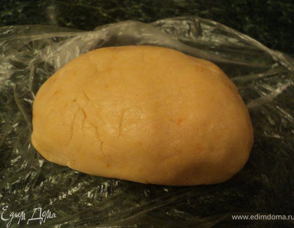 Завернуть тесто в пищевую пленку и поставить в холодильник на 1 час.