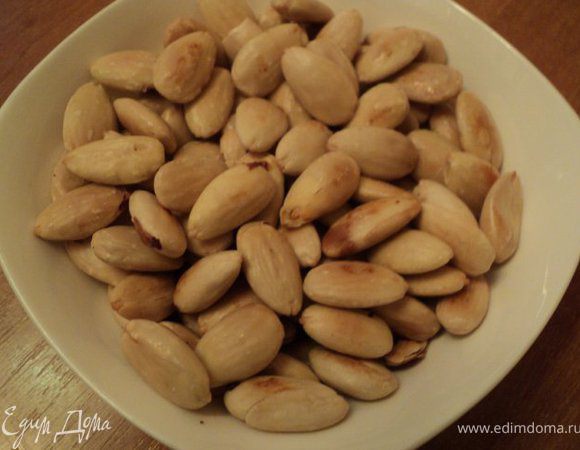 Освободить миндаль от кожицы, предварительно пробланшировав его в горячей воде, подсушить в духовке                                                                                                                           