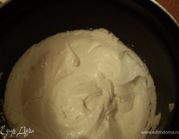 Взбить белки до устойчивых пиков, добавив в конце сахар.