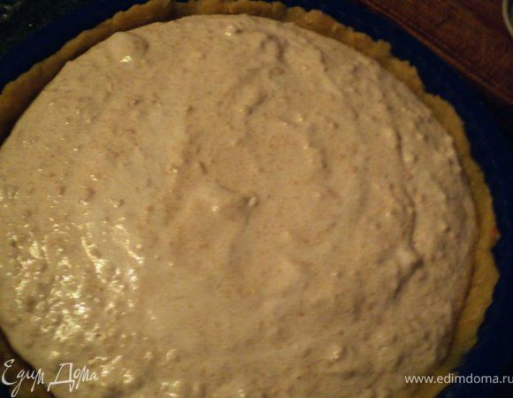 Во взбитые белки  добавить измельченный миндаль и ром ( у меня коньяк), осторожно перемешать.