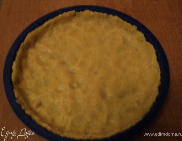 Форму для выпечки ( металлическую)  выстелить бумагой для выпечки, смазать маслом. У меня форма силиконовая, поэтому бумагой не выстилала. Выложить тесто, равномерно распределив руками ( немного теста оставить для украшения).