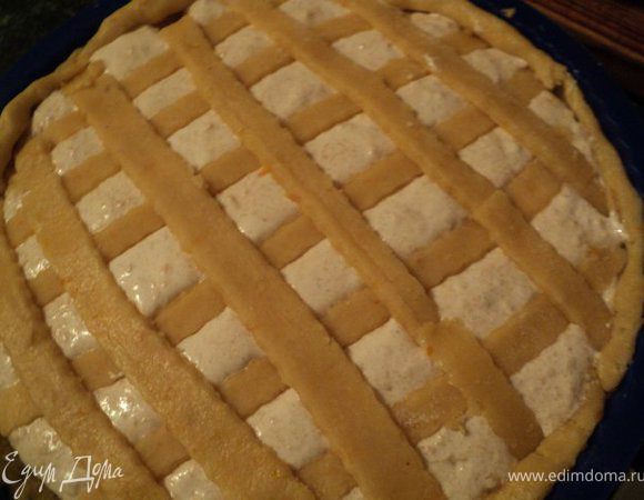 Сверху выложить начинку и сеточку из полосок теста. Выпекать при температуре 180 градусов 40 мин.