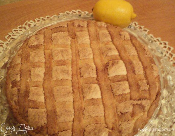 Готовый пирог остудить в форме, затем выложить на блюдо.