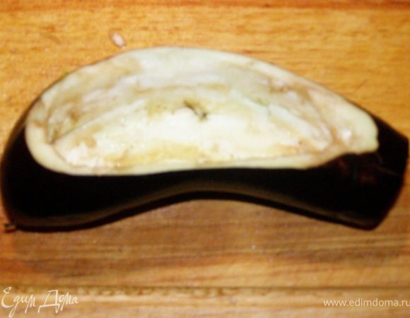 С баклажана срезать верхнюю часть на 1/4. Вынуть мякоть. Посолить, смазать маслом