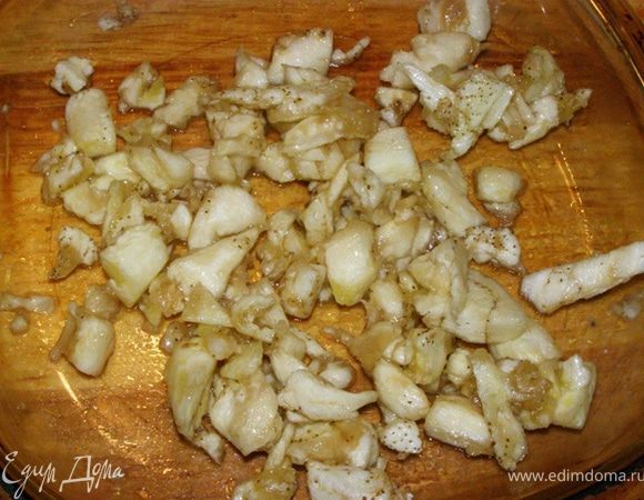 Мякоть порубить, затем посолить и сбрызнуть оливковым маслом