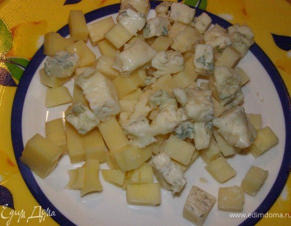 Нарезать кубиком весь сыр