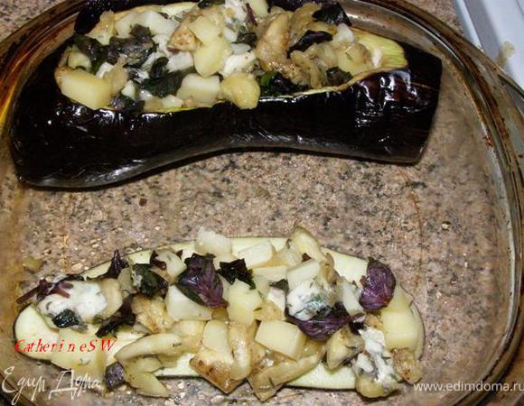 Достать баклажан и мякоть баклажана из духовки. Сыр смешать с рубленным базиликом, тимьяном, запеченной мякотью баклажанов. Нафаршировать баклажан. У меня начинка осталась - я сделала импровизированную брускетту из запеченного ломтика баклажана и сырной начинки.