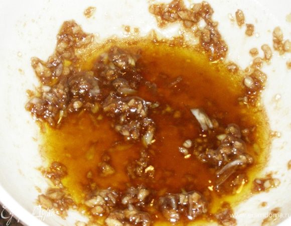 В миске смешаем давленный чеснок, бальзамический уксус, коричневый сахар и оливковое масло