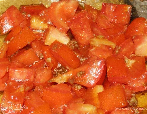Замаринуем нарезанный помидор в соусе минут на 15