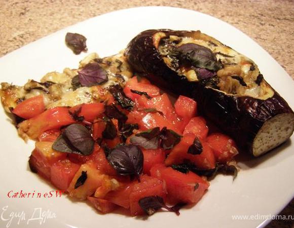 Баклажан готов. Выкладываем на тарелку. Помидоры смешиваем с рубленным базиликом и укладываем рядом с фаршированным баклажаном. Конечно, это калорийное блюдо, но очень ароматное и вкусное! Я урвала мааааленький кусочек - очень хорошо)))) Дочка осталась очень довольной))) А мне-то как хорошо!..))