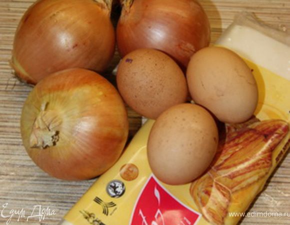 Размораживаем тесто, запасаемся терпением и носовыми платочками или салфетками, чистим лук и нарезаем полукольцами. В глубокую сковородку высыпаем лук, постоянно помешивая добавляем нарезанную кубиками ветчину и зажариваем до коричневого. Солим, перчим и чуть чуть остужаем начинку.