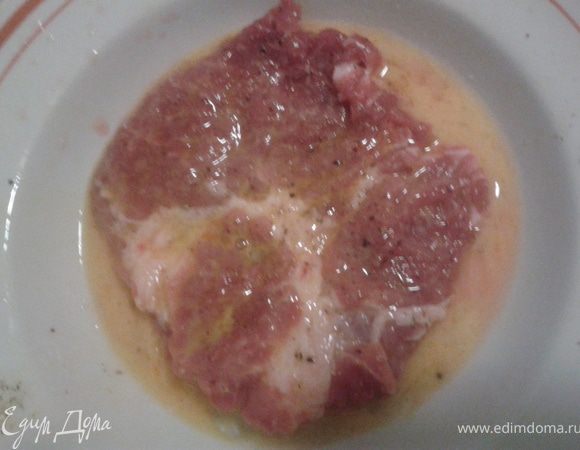 яйцо взбить с солью,обмакнуть мясо