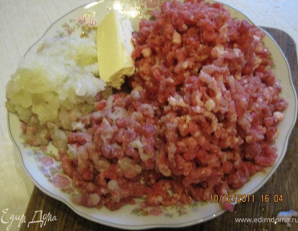 Баклажаны почистить порезать на кубики  и предварительно на 5 -10 мин замочить в соленой воде.Мясо и лук пропустить через мясорубку добавить сливочное масло добавить приправы посолить все смешать и обжарить в сковороде и добавить томатную пасту.Следом пропустить через мясорубку баклажаны и так же обжарить.Сыр пропустить через терку.