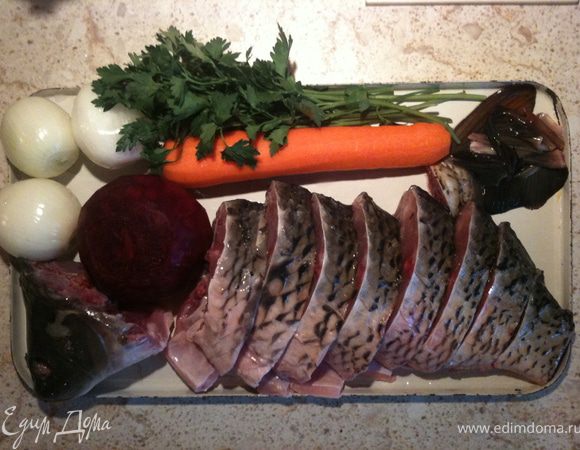 Почистить свеклу, морковку, репчатый лук (шелуху не выбрасываем - она нам ещё пригодится!)