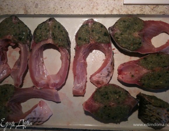 Фаршируем каждую половинку каждого кусочка рыбным фаршем. Откладываем в сторону.