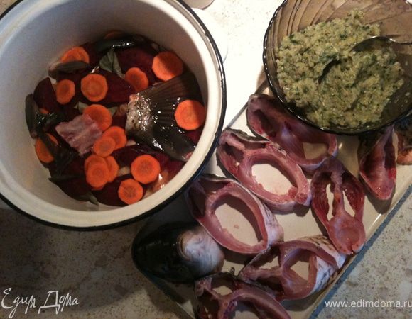 Нарезаем кружками морковку и полукружками свеклу. На дно кастрюли выкладываем шелуху от лука, половину морковки и половину свеклы, лавровый лист.