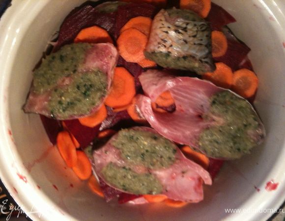 Аккуратно выкладываем первый слой фаршированной рыбы. Перекладываем оставшейся свеклой и морковкой. Выкладываем оставшиеся кусочки рыбы. Для наваристого рыбного бульона можно положить голову, плавники и хвост.