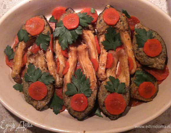 На дно формы, в которой будем заливать нашего фаршированного карпа, выкладываем половинки отварной свеклы. Затем выкладываем кусочки карпа. Украшаем морковкой, зеленью петрушки. (Для особо терпеливых - можно убрать большие косточки в брюшках - но делать это очень аккуратно, чтобы не повредить!)