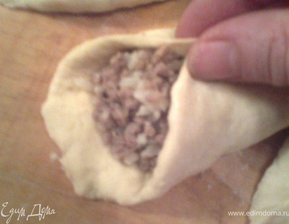 Соединяем края теста сверху.