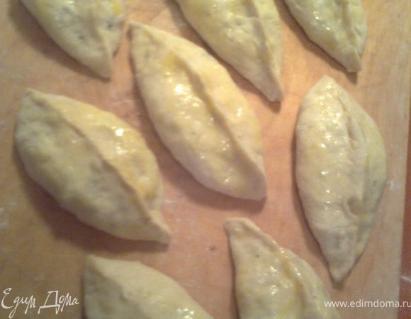 Пирожки тоже лучше смазать.Получилось ровно 8 штук.